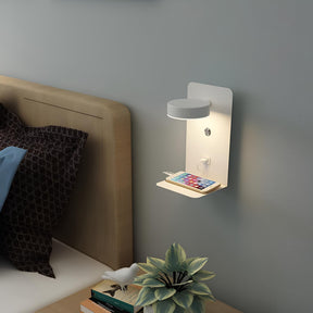 Minimalistische wandlamp met plank en USB-poort