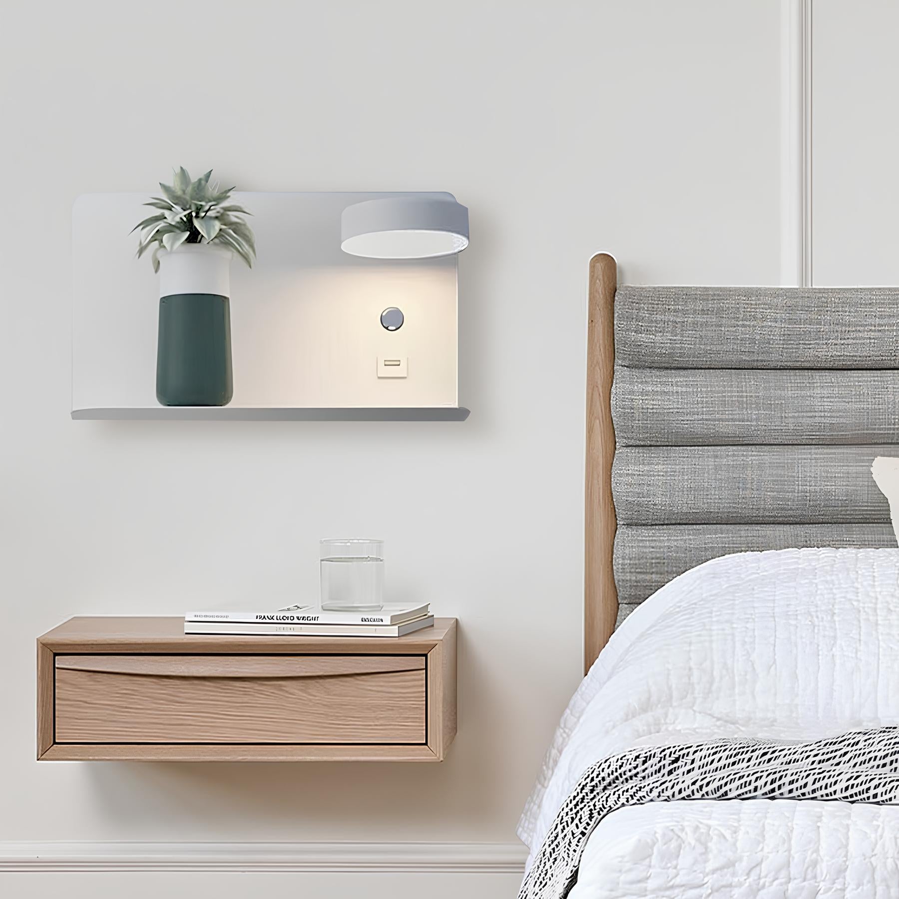 Minimalistische wandlamp met plank en USB-poort