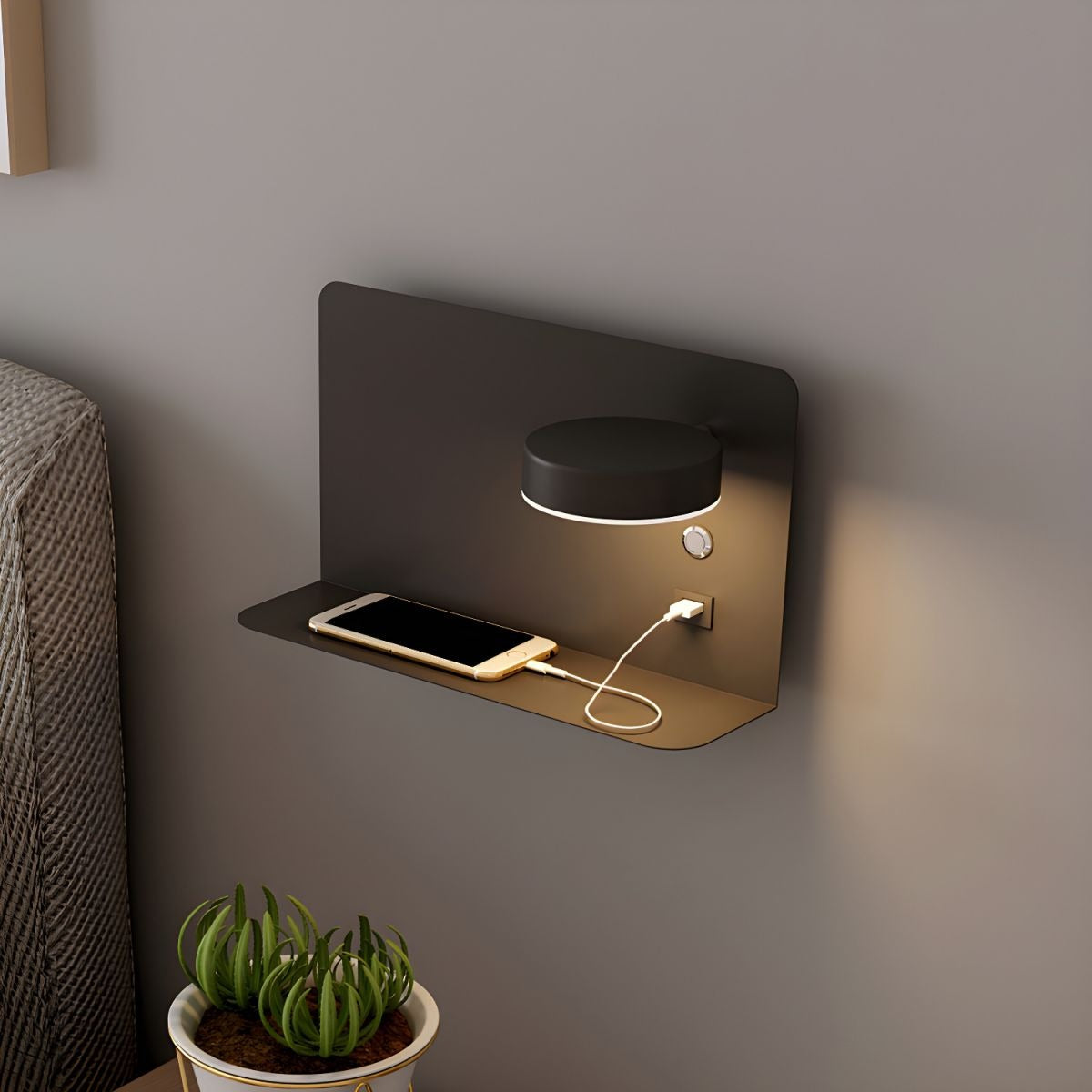 Minimalistische wandlamp met plank en USB-poort