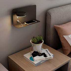 Minimalistische wandlamp met plank en USB-poort