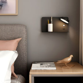 Minimalistische wandlamp met plank en USB-poort